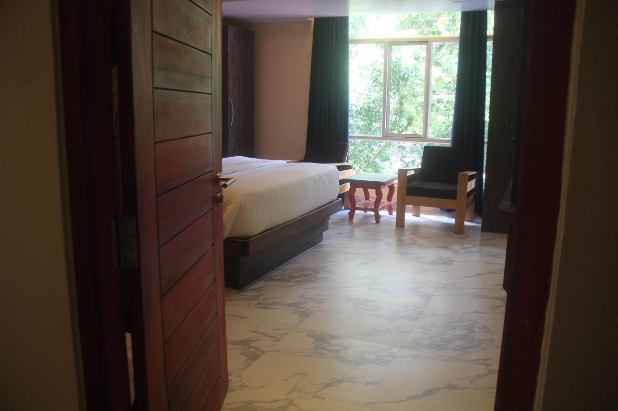 Hotel Serene Palace Порт Блеър Екстериор снимка