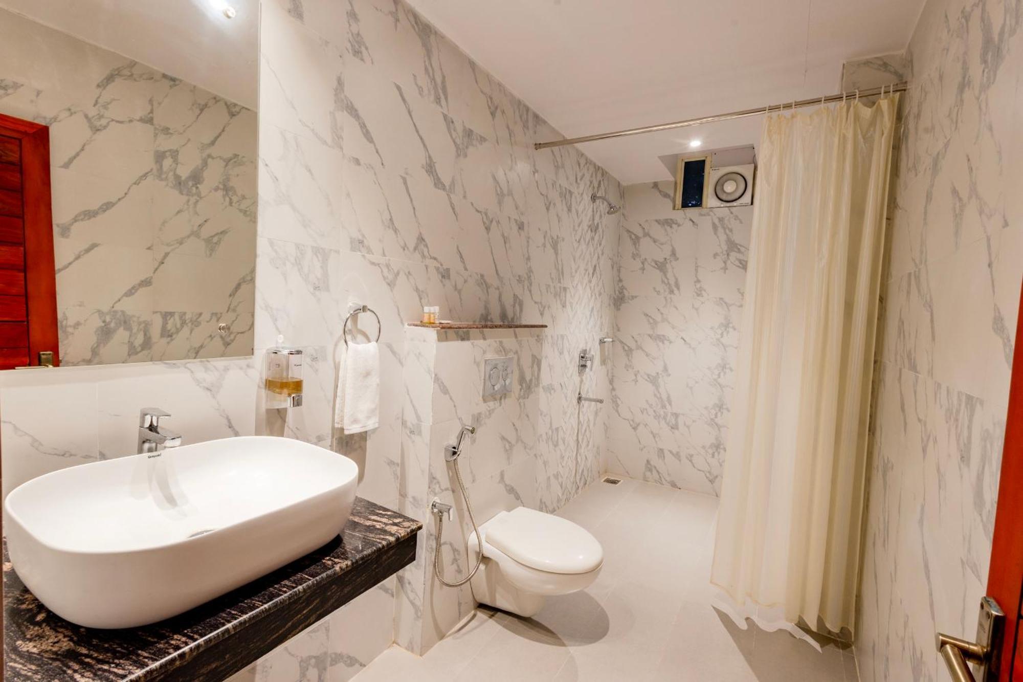 Hotel Serene Palace Порт Блеър Екстериор снимка